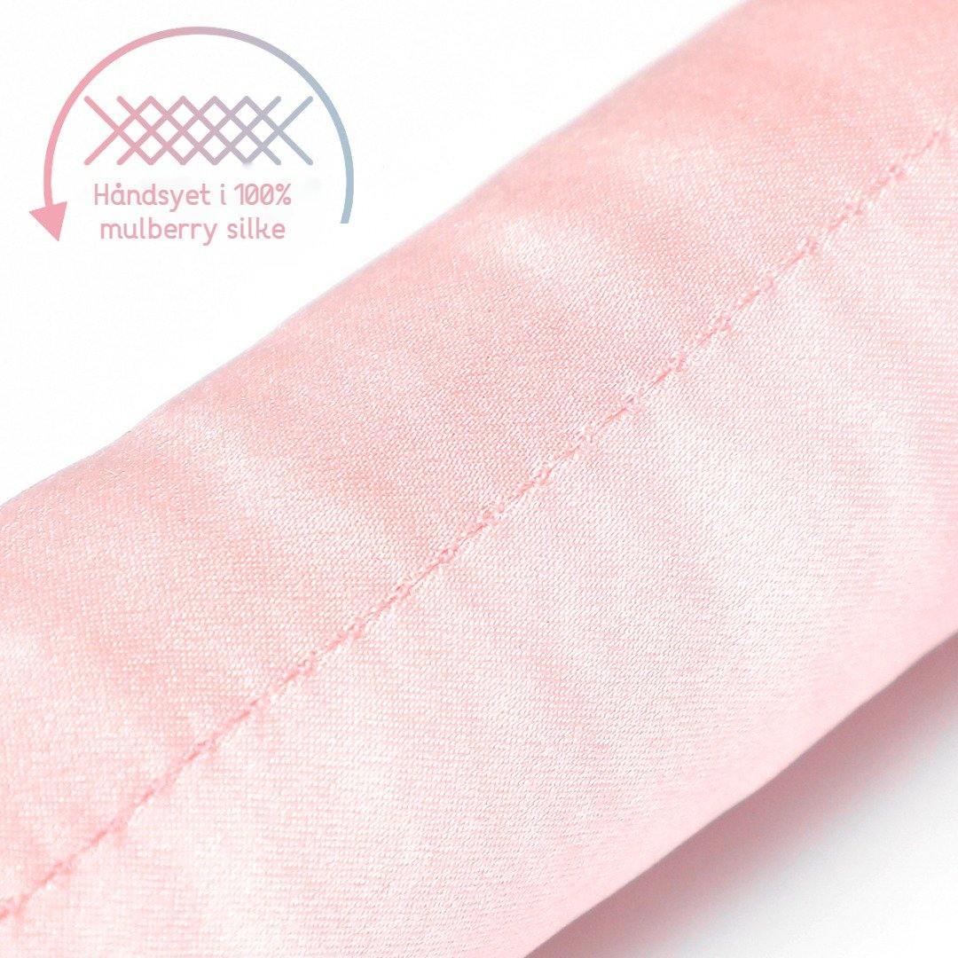 CURL BAND™ - BABY PINK Cillouettes - Heatless Hair Curl Band fra Cillouettes er den mest solgte Curl Band i Danmark. Få de smukkeste varmefrie krøller - Krøller uden varme - Silke krøller - Silkebånd til hår - Krøllebånd til hår - Curl Band silke. Cillouettes Curl Band er perfekt til dig, som går op i hårpleje. 1-2 dages levering og FRI fragt. SE MERE.