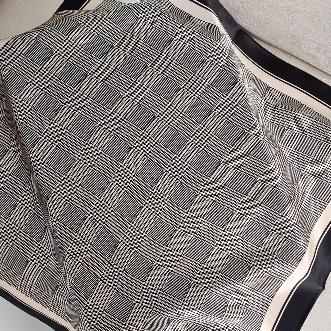 Sidenäsduk | Svarta ränder | 68 CM