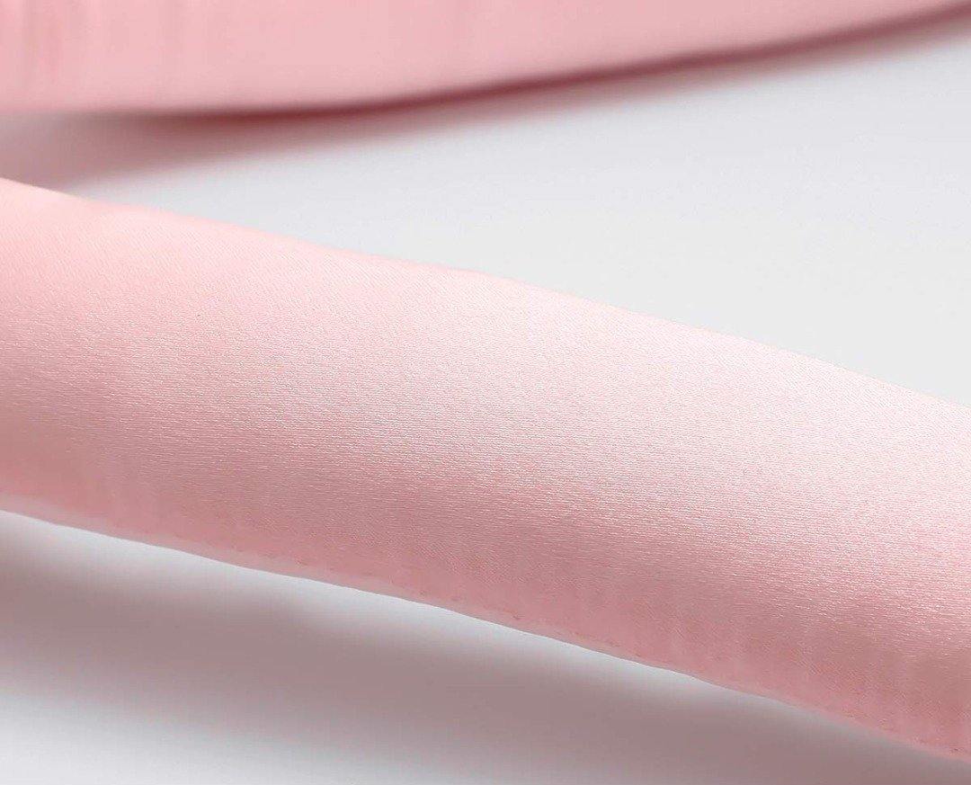 CURL BAND™ - BABY PINK Cillouettes  - Heatless Hair Curl Band fra Cillouettes er den mest solgte Curl Band i Danmark. Få de smukkeste varmefrie krøller - Krøller uden varme - Silke krøller - Silkebånd til hår - Krøllebånd til hår - Curl Band silke. Cillouettes Curl Band er perfekt til dig, som går op i hårpleje. 1-2 dages levering og FRI fragt. SE MERE.
