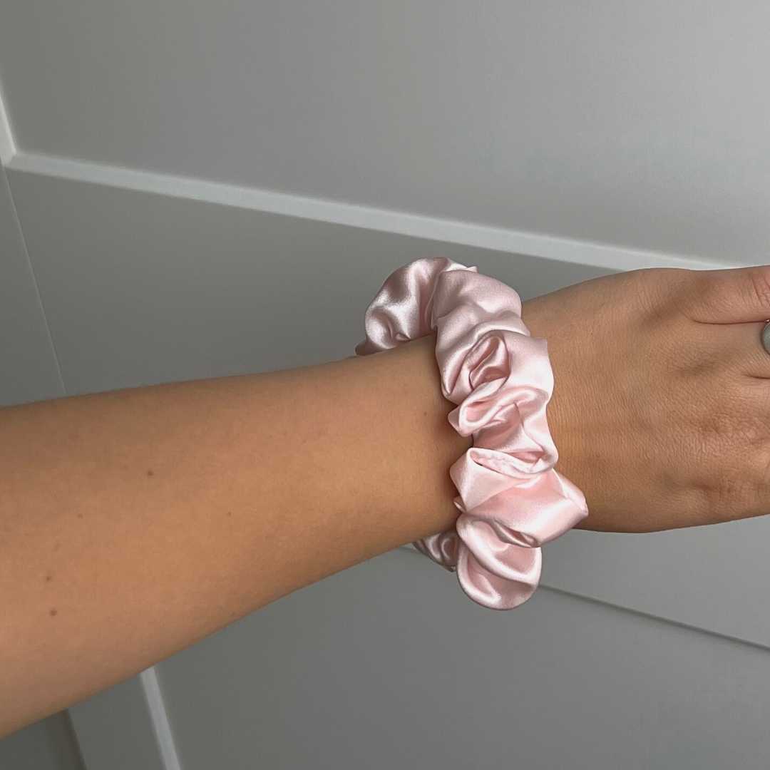Silke scrunchie baby pink